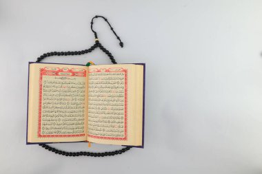 Klaten, Endonezya - Mart 04, 2023: kutsal kitap al Quran. İslam 'da yaşam tarzı. İslam gelenekleri ve inançları. Kutsal kitaplara çalış. Kutsal Ramazan ayı etkinlikleri. beyaz arkaplan.