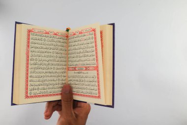 Klaten, Endonezya - Mart 04, 2023: kutsal kitap al Quran. İslam 'da yaşam tarzı. İslam gelenekleri ve inançları. Kutsal kitaplara çalış. Kutsal Ramazan ayı etkinlikleri. beyaz arkaplan.