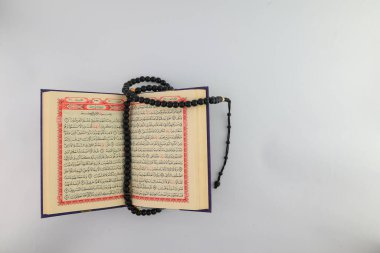 Klaten, Endonezya - Mart 04, 2023: kutsal kitap al Quran. İslam 'da yaşam tarzı. İslam gelenekleri ve inançları. Kutsal kitaplara çalış. Kutsal Ramazan ayı etkinlikleri. beyaz arkaplan.
