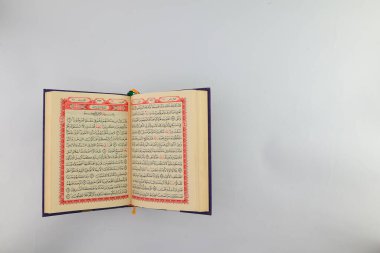 Klaten, Endonezya - Mart 04, 2023: kutsal kitap al Quran. İslam 'da yaşam tarzı. İslam gelenekleri ve inançları. Kutsal kitaplara çalış. Kutsal Ramazan ayı etkinlikleri. beyaz arkaplan.