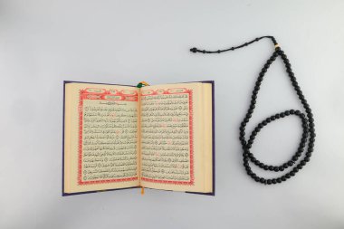 Klaten, Endonezya - Mart 04, 2023: kutsal kitap al Quran. İslam 'da yaşam tarzı. İslam gelenekleri ve inançları. Kutsal kitaplara çalış. Kutsal Ramazan ayı etkinlikleri. beyaz arkaplan.