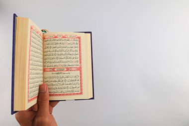 Klaten, Endonezya - Mart 04, 2023: kutsal kitap al Quran. İslam 'da yaşam tarzı. İslam gelenekleri ve inançları. Kutsal kitaplara çalış. Kutsal Ramazan ayı etkinlikleri. beyaz arkaplan.