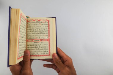 Klaten, Endonezya - Mart 04, 2023: kutsal kitap al Quran. İslam 'da yaşam tarzı. İslam gelenekleri ve inançları. Kutsal kitaplara çalış. Kutsal Ramazan ayı etkinlikleri. beyaz arkaplan.
