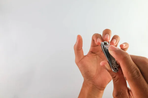 Çivi kesmeye yakın. Tırnak kesme konsepti. Uzun ve kirli tırnaklar sağlıklı bir yaşam tarzı. Vücudunu temiz tut. Beyaz Arkaplanda izole edilmiş
