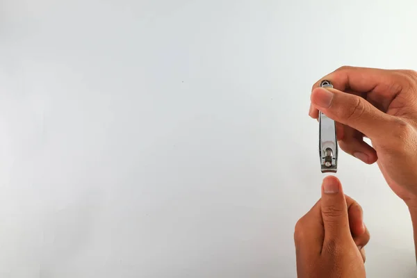 Çivi kesmeye yakın. Tırnak kesme konsepti. Uzun ve kirli tırnaklar sağlıklı bir yaşam tarzı. Vücudunu temiz tut. Beyaz Arkaplanda izole edilmiş
