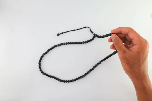Tasbih, Allah 'a göre bir araçtır, bir altyapıdır. Müslümanların Tanrı 'yı överek, şükrederek ve anarak yaptıkları şeyler. İslami yaşam tarzı. İslam gelenekleri ve inançları. beyaz arkaplan.