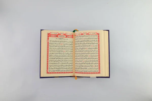 Klaten, Endonezya - Mart 04, 2023: kutsal kitap al Quran. İslam 'da yaşam tarzı. İslam gelenekleri ve inançları. Kutsal kitaplara çalış. Kutsal Ramazan ayı etkinlikleri. beyaz arkaplan.