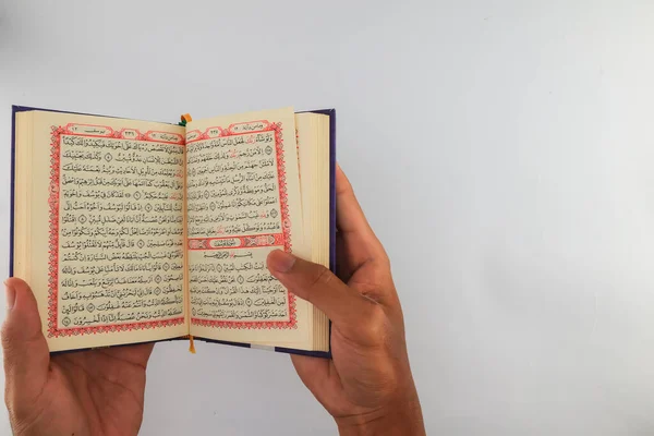 Klaten, Endonezya - Mart 04, 2023: kutsal kitap al Quran. İslam 'da yaşam tarzı. İslam gelenekleri ve inançları. Kutsal kitaplara çalış. Kutsal Ramazan ayı etkinlikleri. beyaz arkaplan.
