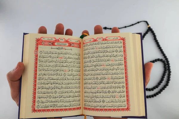 Klaten, Endonezya - Mart 04, 2023: kutsal kitap al Quran. İslam 'da yaşam tarzı. İslam gelenekleri ve inançları. Kutsal kitaplara çalış. Kutsal Ramazan ayı etkinlikleri. beyaz arkaplan.