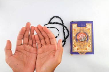 Klaten, Endonezya - Mart 04, 2023: kutsal kitap al Kur 'an ve tespih. İslam 'da yaşam tarzı. İslam dini gelenekleri ve inançları. Kutsal kitaplara çalış. Kutsal Ramazan ayı etkinlikleri. izole edilmiş beyaz arkaplan.