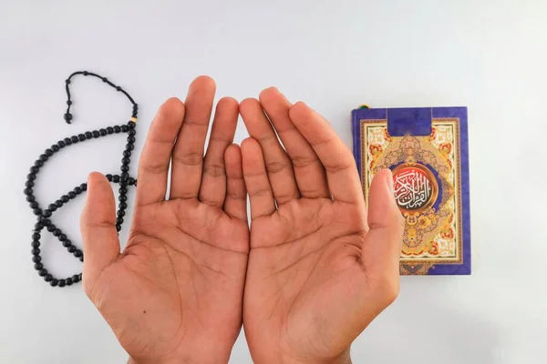 Klaten, Endonezya - Mart 04, 2023: kutsal kitap al Kur 'an ve tespih. İslam 'da yaşam tarzı. İslam dini gelenekleri ve inançları. Kutsal kitaplara çalış. Kutsal Ramazan ayı etkinlikleri. izole edilmiş beyaz arkaplan.