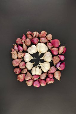 Arpacık soğanlarını ve sarımsağı kapat. Bitki ya da baharat. Aşçılıktaki ana baharat. Lezzet arttırıcı. izole konsept, fotoğraf stüdyosu.