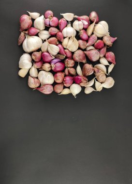 Arpacık soğanlarını ve sarımsağı kapat. Bitki ya da baharat. Aşçılıktaki ana baharat. Lezzet arttırıcı. izole konsept, fotoğraf stüdyosu.