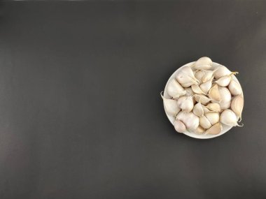 Sarımsağı kapat. Bitki ya da baharat. Aşçılıktaki ana baharat. Lezzet arttırıcı. izole konsept, fotoğraf stüdyosu.