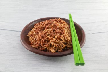 Hazır erişte. Çamurdan yapılmış toprak tabaklarda servis edilir. Beyaz arka plan. Yukarıdan.