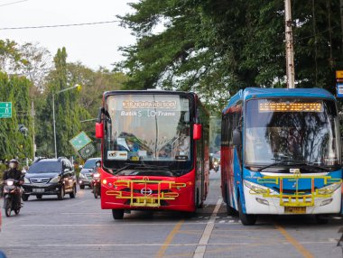 Surakarta, Endonezya - 22 Nisan 2022: otobüs taşıma modu. Şehirdeki otobüs durağı ya da otobüs durağı. Yolcuların inip çıktığı otobüs durağı. Kentsel sokak kalabalığı.