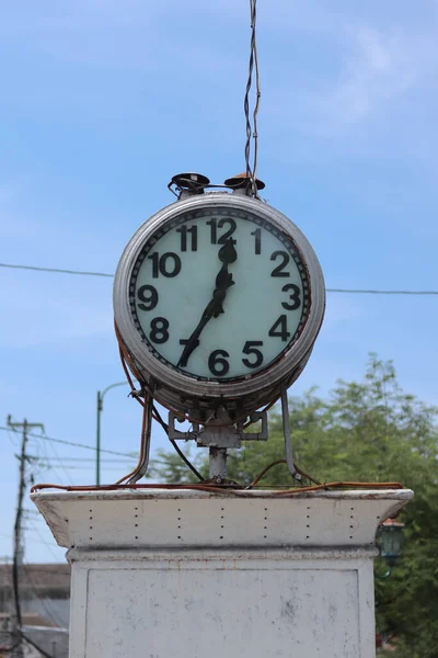 Hala etkin olan antik saat binası. Yol kenarında inşa edilmiş. Sıcak güneşin altında. Paslı saat. JI. Malioboro, Yogyakarta. 
