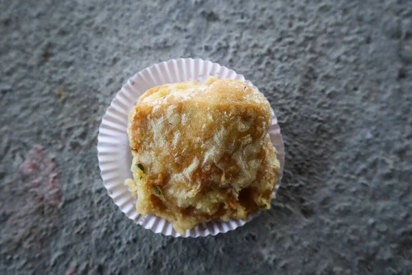 Kızarmış tofu. Yağlı kolesterol gıdaları. Kağıt tabakta servis edilir..