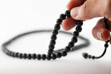 Tasbih, Allah 'a göre bir araçtır, bir altyapıdır. Müslümanların Tanrı 'yı överek, şükrederek ve anarak yaptıkları şeyler. İslami yaşam tarzı. İslam gelenekleri ve inançları. beyaz arkaplan.