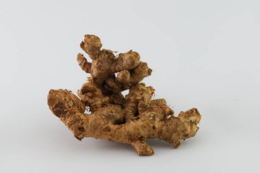 Zencefil baharatları, sağlık için geleneksel otlar. Virüslere karşı dayanıklılık için baharat. beyaz arkaplan