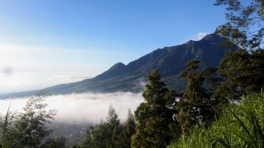 Sabah Yanardağı 'nın manzarası. Merapi Dağı 'ndan Endonezya' ya. Hava Manzarası, Endonezya 'nın Java adasındaki aktif volkanlardan biri. Tepede gözcülük yap.