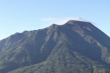 Sabah Yanardağı 'nın manzarası. Merapi Dağı 'ndan Endonezya' ya. Hava Manzarası, Endonezya 'nın Java adasındaki aktif volkanlardan biri. Tepede gözcülük yap.