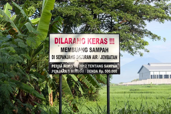 Klaten, Endonezya - 23 Ekim 2022: köprülere ve nehirlere çöp atılmasını kesinlikle yasaklayan bir hükümet işareti. Yağmur mevsimi, sel baskınına eğilimli.