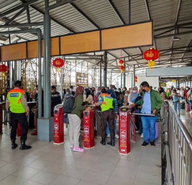 Yogyakarta, Endonezya - Ocak 2023: yoğun çalışma saatleri. İnsanlar istasyon tezgahında sırada bekliyorlar.. 