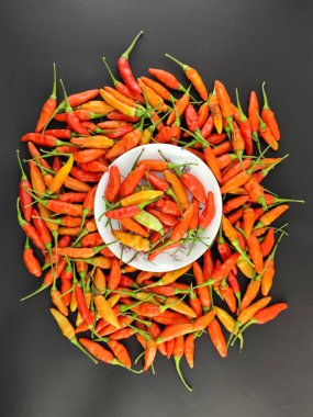 Cayenne biberi. Kırmızı biber. Capsicum cinsi. Renkli biberler. Lezzet arttırıcı. Zımba yiyeceği. Çok baharatlı ve soyutlanmış bir kavram. Yukarıdan bak. Stüdyo çekimi..