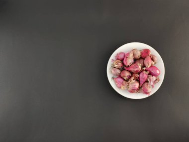 Taze soğanları kapatın. Bitki ya da baharat. Aşçılıktaki ana baharat. Lezzet arttırıcı. izole konsept, fotoğraf stüdyosu.