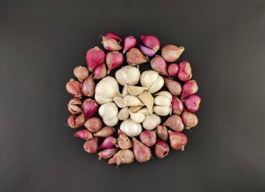 Arpacık soğanlarını ve sarımsağı kapat. Bitki ya da baharat. Aşçılıktaki ana baharat. Lezzet arttırıcı. izole konsept, fotoğraf stüdyosu.