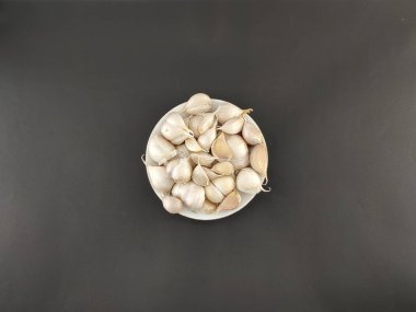 Yaklaş, sarımsak. Bitki ya da baharat. Aşçılıktaki ana baharat. Lezzet arttırıcı. izole konsept, fotoğraf stüdyosu.