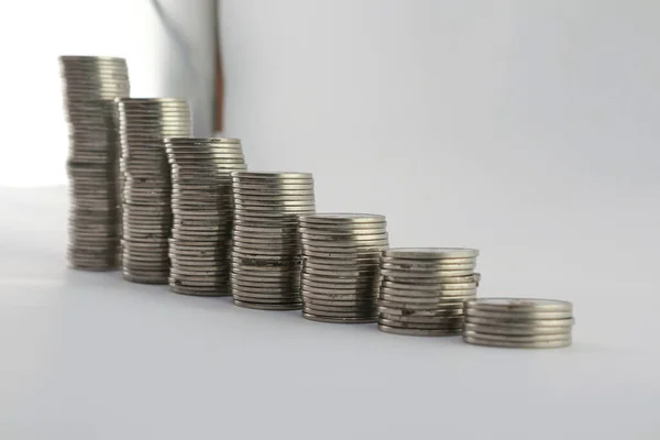 Endonezya rupiası parası. Bin rupia sikkeyi kapat, 1000 rupia. Artan kavramlarla izole edilmiş. Stüdyo fotoğrafçılığı, beyaz arka plan. Stüdyo çekimi.