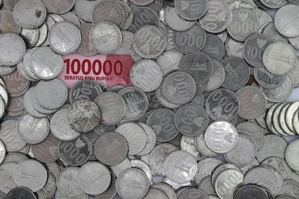 Endonezya rupiası parası. Yüz bin rupiah banknot, bin rupiah sikke. 100.000 rupia ve 1000 rupiah. Tam çerçeve konseptiyle izole edilmiş beyaz arka plan. Stüdyo çekimi.