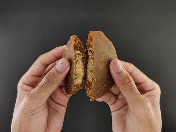 Palmiye şekeri. Hindistan cevizi şekeri ya da palmiye şekeri, baharatlı tatlı tatlandırıcı. Yukarıdan görüldü. Stüdyo çekimi.