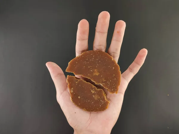 Palmiye şekeri. Hindistan cevizi şekeri ya da palmiye şekeri, baharatlı tatlı tatlandırıcı. Yukarıdan görüldü. Stüdyo çekimi.