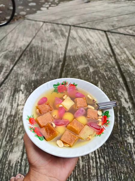 Wedhang Ronde. Geleneksel Çin içkisi ve orijinal adı Tangyuan. Soğuk ve yağmur mevsiminde Endonezyalılar tarafından aranan bir içecek. Tatlı içecek. Vücut ısıtıcı olarak..