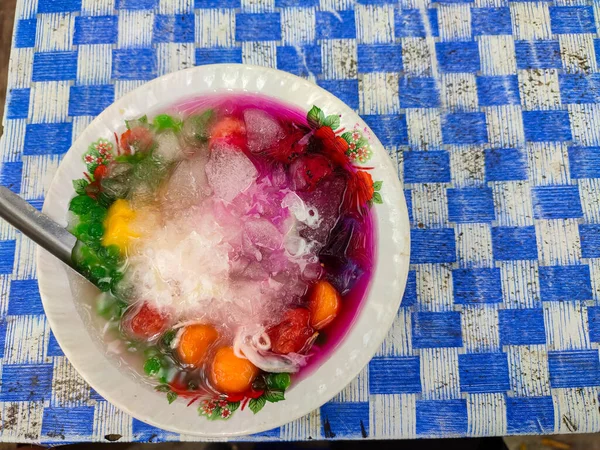 Meyve Suyu veya Meyve Buzu, şurupla karıştırılmış, buzla servis edilmiş ve daha tatlı hale getirmek için konsantre beyaz süt eklenmiş bir meyve çeşididir. Yaz içkisi. Bir kasede servis edilir..