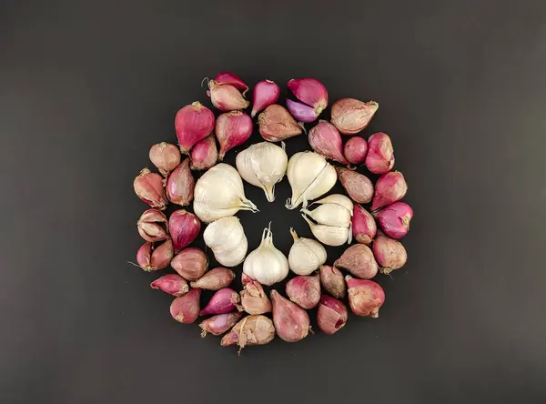 Arpacık soğanlarını ve sarımsağı kapat. Bitki ya da baharat. Aşçılıktaki ana baharat. Lezzet arttırıcı. izole konsept, fotoğraf stüdyosu.