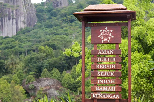 Yogyakarta, Endonezya - 01 Ocak 2023: Endonezya 'da turistlerin her zaman temizlik, güvenlik ve düzen içinde yaşamalarını hatırlatacak bilgi panoları veya semboller.