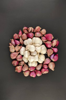 Arpacık soğanlarını ve sarımsağı kapat. Bitki ya da baharat. Aşçılıktaki ana baharat. Lezzet arttırıcı. izole konsept, fotoğraf stüdyosu.