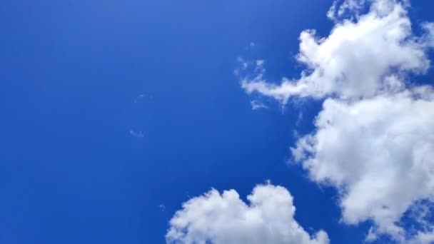 云彩天平明亮蓝天背景 白云飞溅 乡村夏天的天气 没有人 背景的自然录像 — 图库视频影像