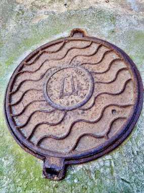 Şehir kanalizasyonunun demir kapağı uzun zamandır yerinde duruyordu, hatta yosun bile büyüdü..