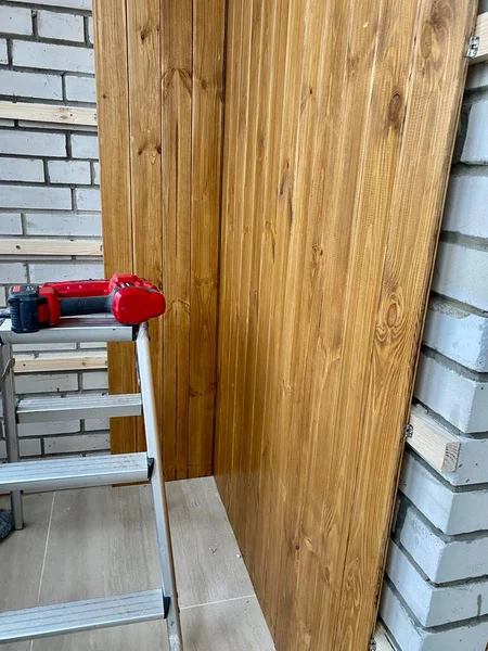 Holzleiter Mit Roter Ziegelwand — Stockfoto
