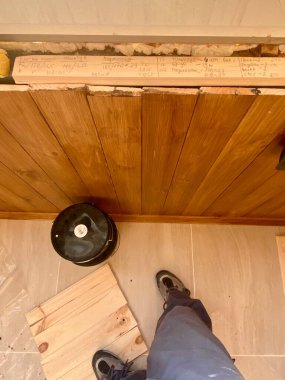 Balkondaki bir apartman dairesinde ahşap tahtalardan yapılmış inşaat onarımı.