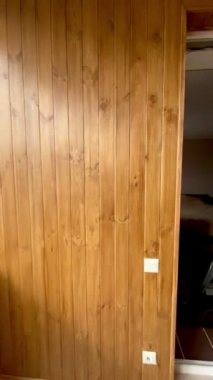 Dairenin balkonunda mükemmel bir onarım. Kahverengi ve beyaz tahtalar. 