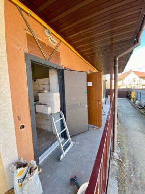 Kapıların yanındaki evde köpük beton duvarlar inşa ediliyor.