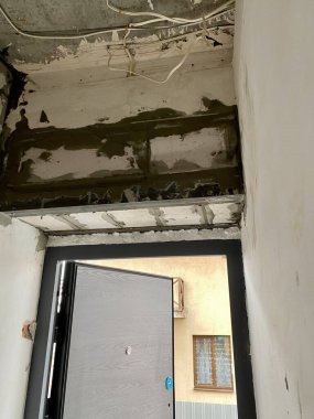 Kapıların yanındaki evde köpük beton duvarlar inşa ediliyor.