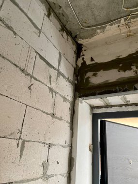 Kapıların yanındaki evde köpük beton duvarlar inşa ediliyor.