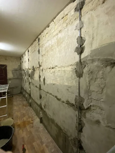 Beton Duvardaki Işaret Fişeklerine Sıva Çimentoyla Harç Karışımı — Stok fotoğraf